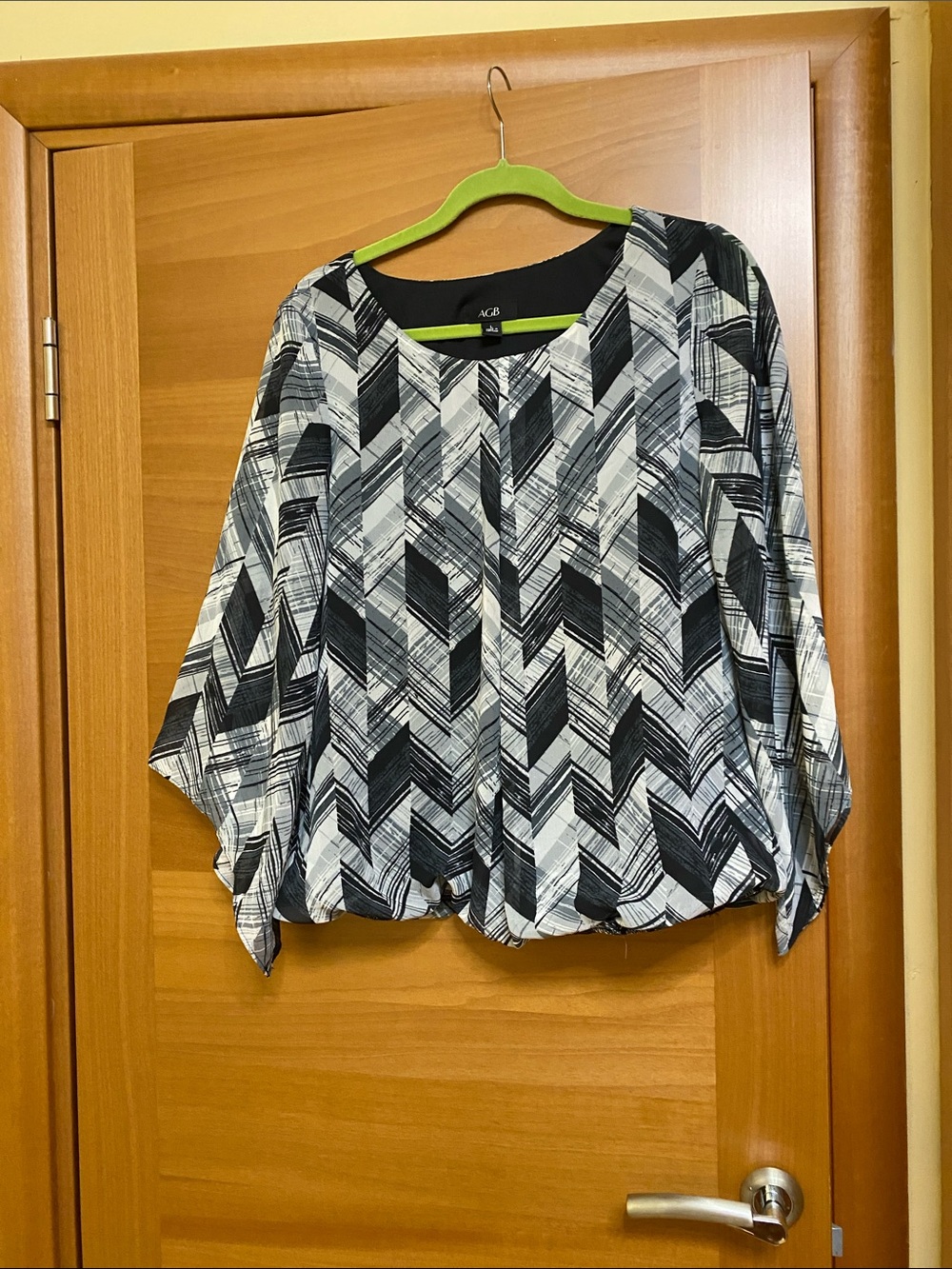 AGB Black and White Geometric Chevron Tunic Top